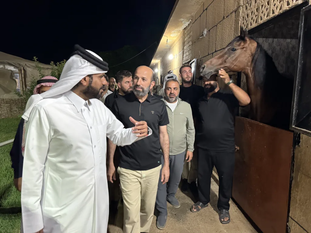 فرص استثمارية جديدة في محافظة الرقة ضمن جولة لمتابعة تطوير نادي الفروسية واستكشاف إمكانات محمية عايد لمشاريع سياحية ورياضية جديدة.